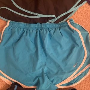 Nike Women’s dry tempo shorts size M